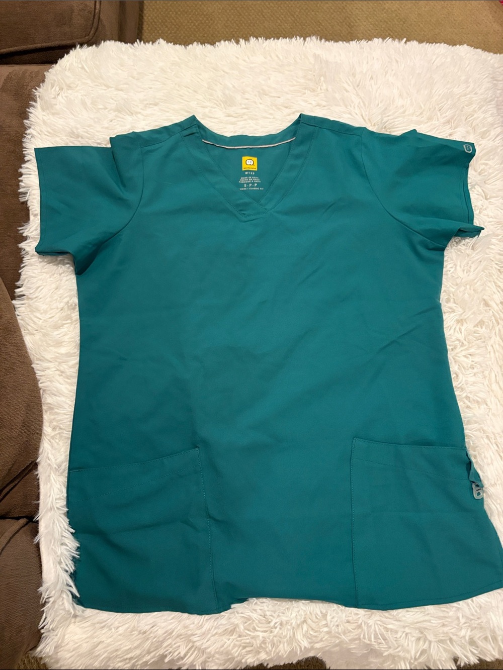 WonderWink vneck scrub top